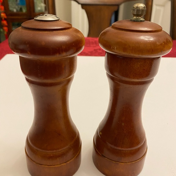 Vintage Wooden Brown Salt Shaker and Pepper Mill Grinder - Picture 5 of 13